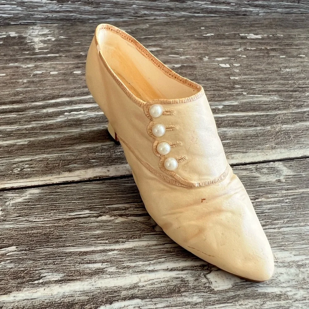Just The Right Shoe by Raine Sweet‎ Elegance Miniature Cream Pearl Heel #25415